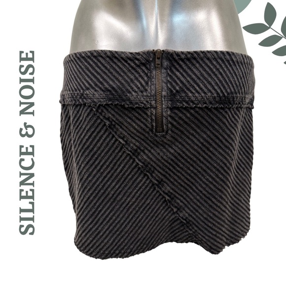 🛍️3/$40 Silence + Noise Urban Outfitters Grey Black Knit Miniskirt Skirt - Picture 4 of 6